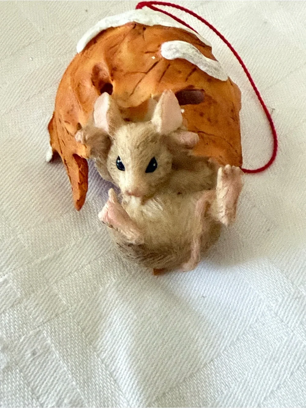 Charming tails, Decorative Hanging Hideout in “Parachute”